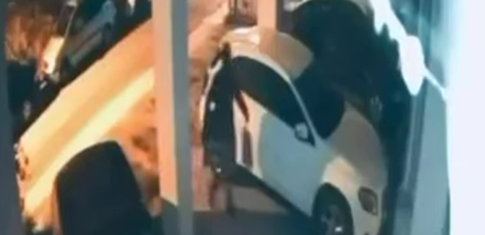 Βίντεο-ντοκουμέντο από τις επιθέσεις στη Θεσσαλονίκη: Η στιγμή που ο δράστης τοποθετεί τα γκαζάκια στο σπίτι του Σ. Αναστασιάδη
