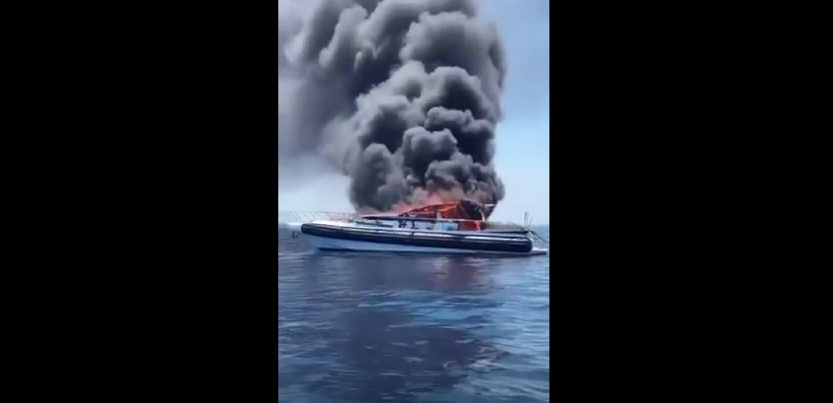 Βυθίστηκε ταχύπλοο που τυλίχθηκε στις φλόγες ανοιχτά της Βουλιαγμένης