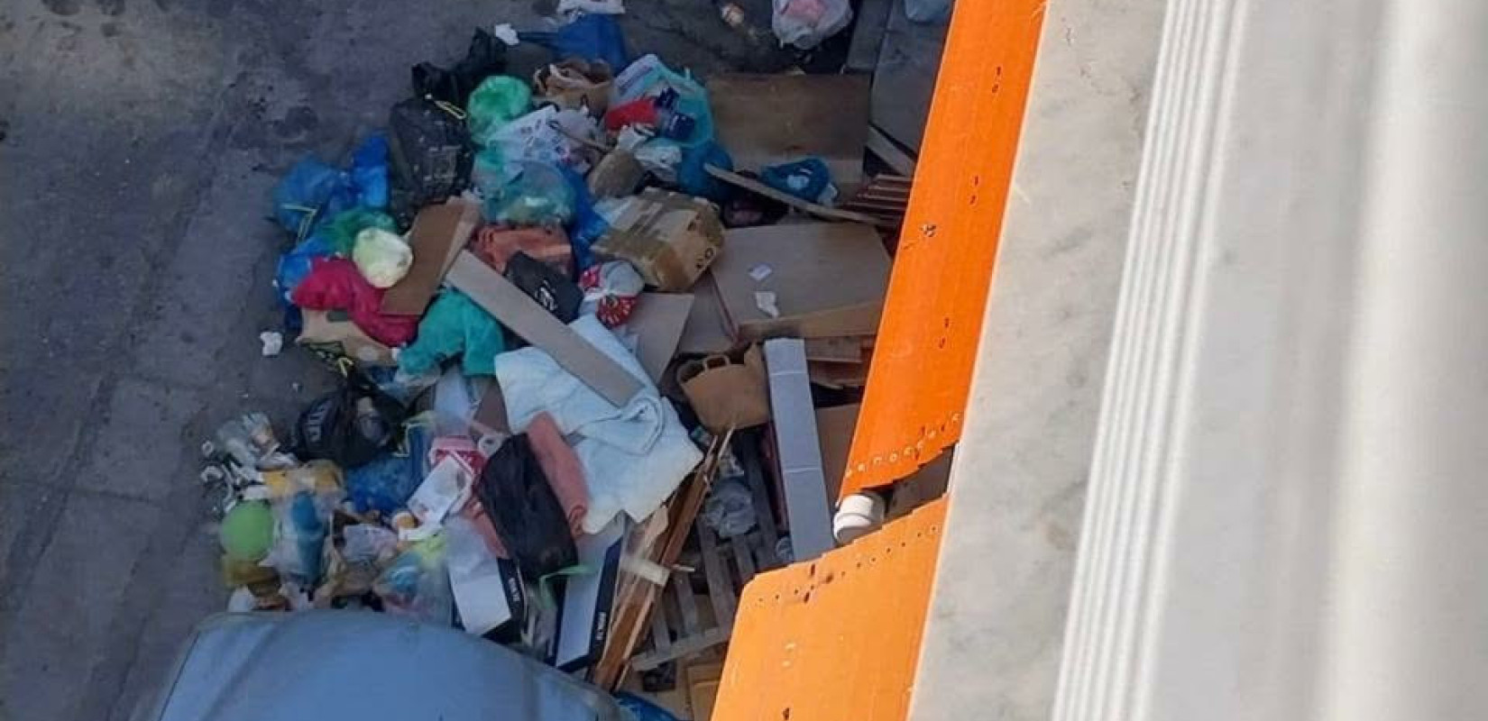 Δήμος Θεσσαλονίκη: Μήνυση κατά αγνώστων για εναπόθεση ογκωδών στην οδό Θερμοπυλών