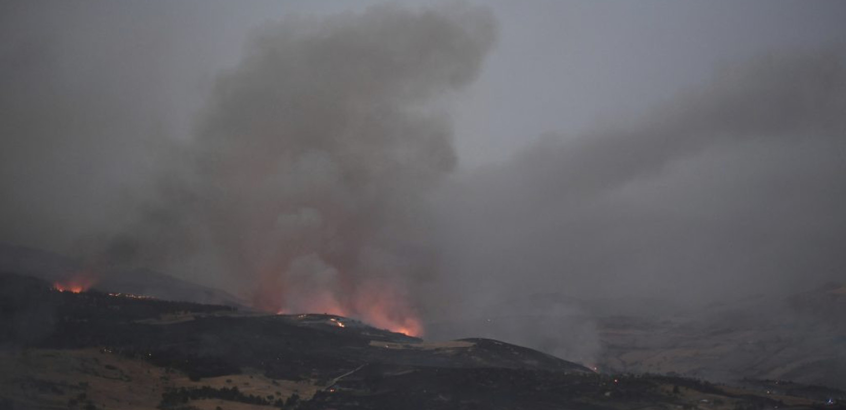 Μεγάλη πυρκαγιά έξω από την πόλη Όλμπια στη Σαρδηνία
