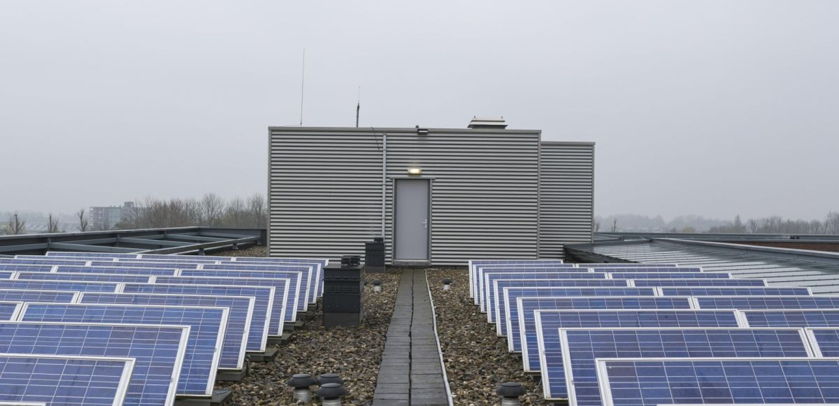 Φωτογραφία αρχείου - Πηγή: https://pixabay.com/photos/solar-panels-solar-energy-battery-2168757/