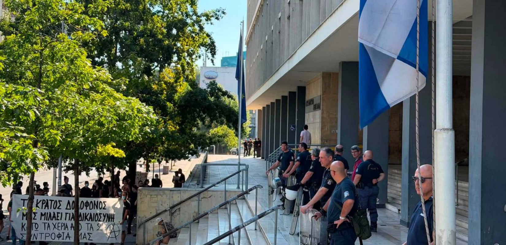 Θεσσαλονίκη: Συγκέντρωση αλληλέγγυων έξω από τα δικαστήρια για τους τρεις συλληφθέντες των εμπρηστικών επιθέσεων