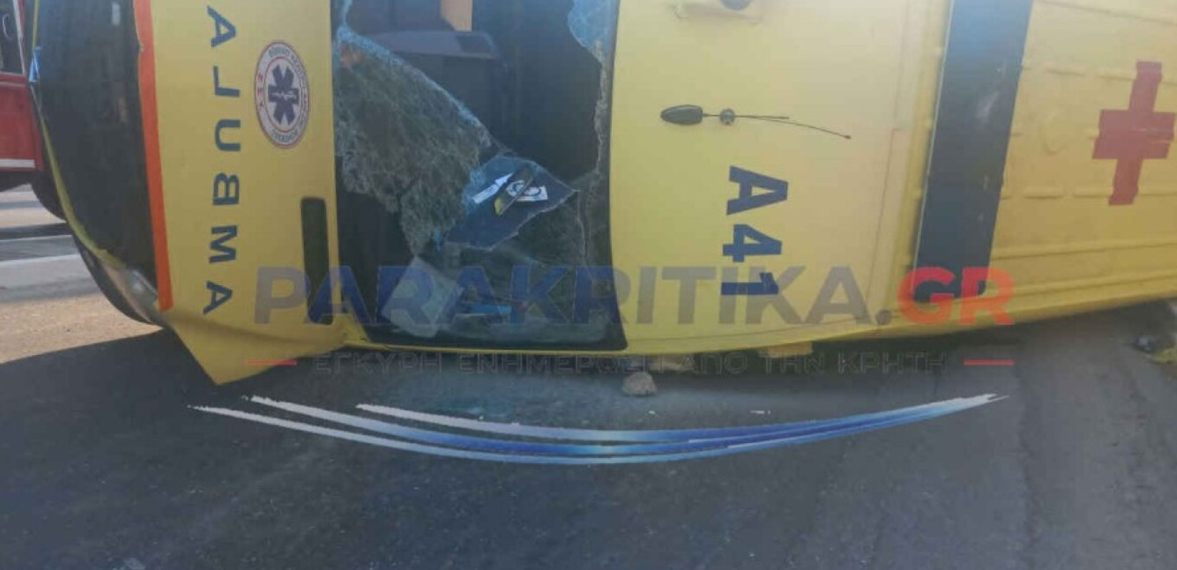 Χανιά: Η στιγμή που το ασθενοφόρο του ΕΚΑΒ συγκρούστηκε με το ΙΧ