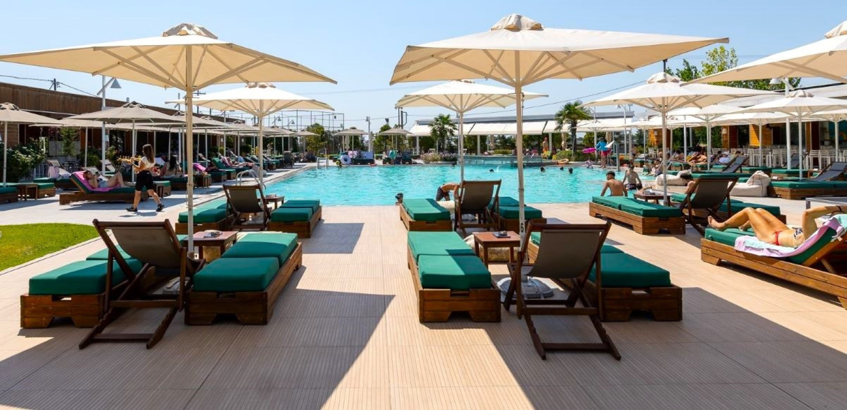 El Mar Pool Bar: Η καλοκαιρινή όαση στα δυτικά περίχωρα της Θεσσαλονίκης