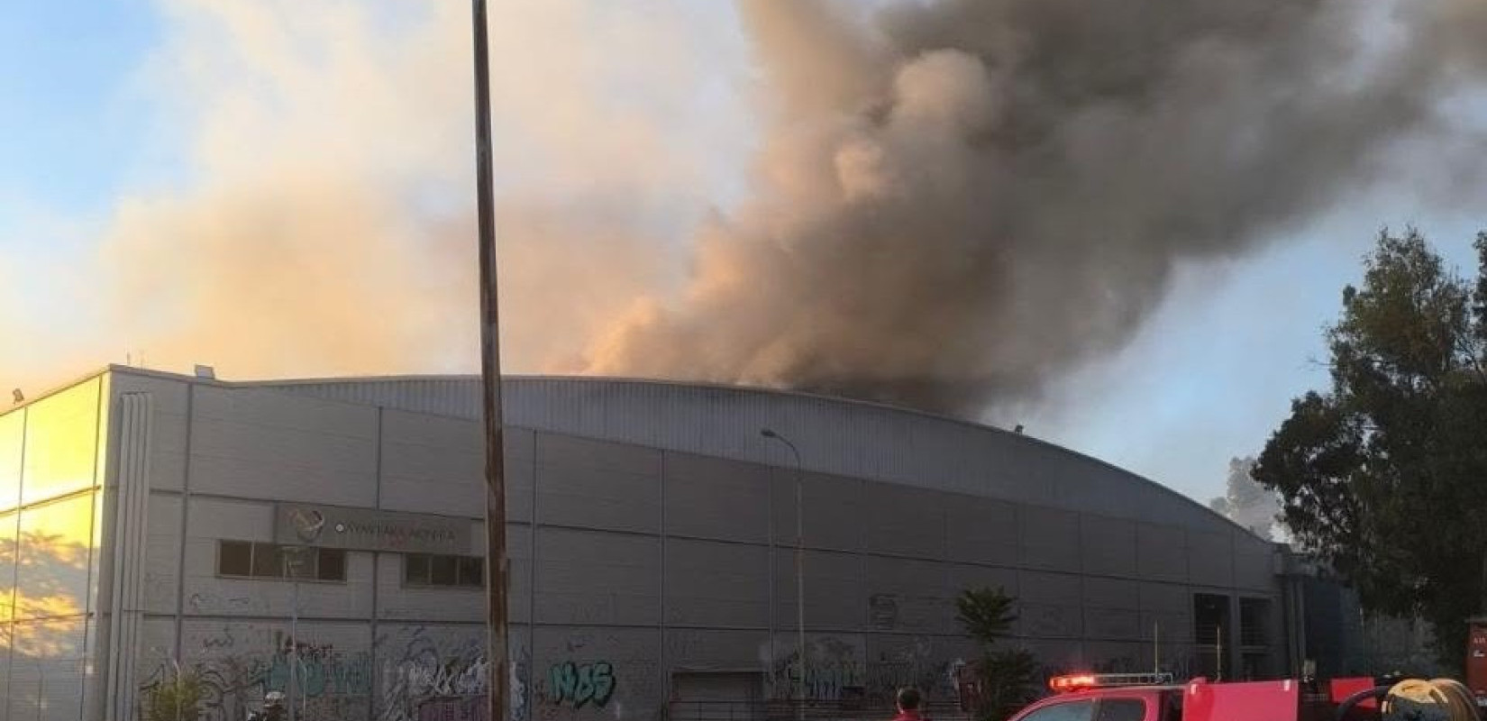 Πυρκαγιά στο παλιό κτίριο του θεάτρου Μπάντμιντον