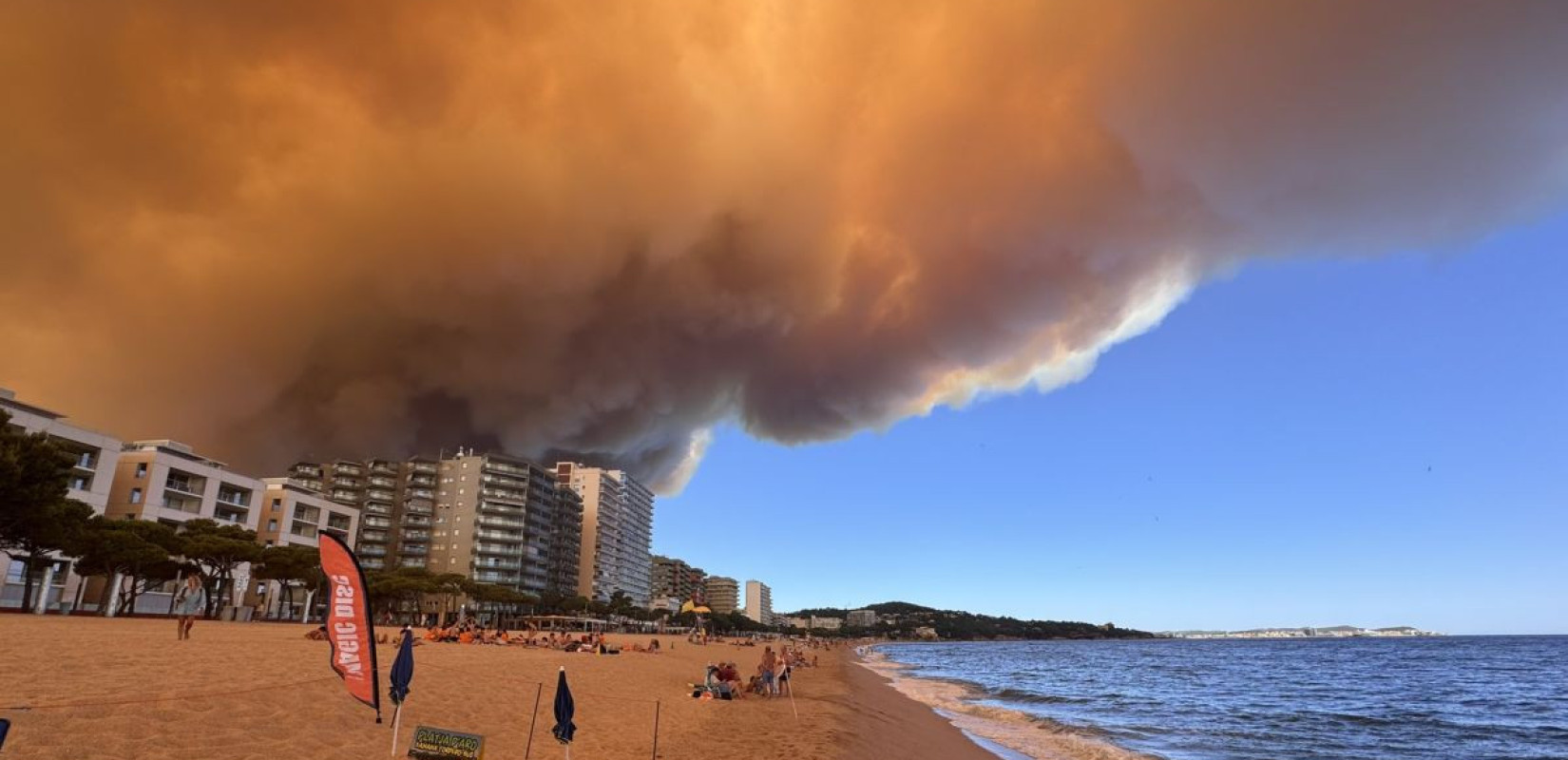 Εικόνα από τη φωτιά στη Ζιρόνα - Πηγή: https://x.com/GuidoTuin/status/2073020183707263096/photo/1