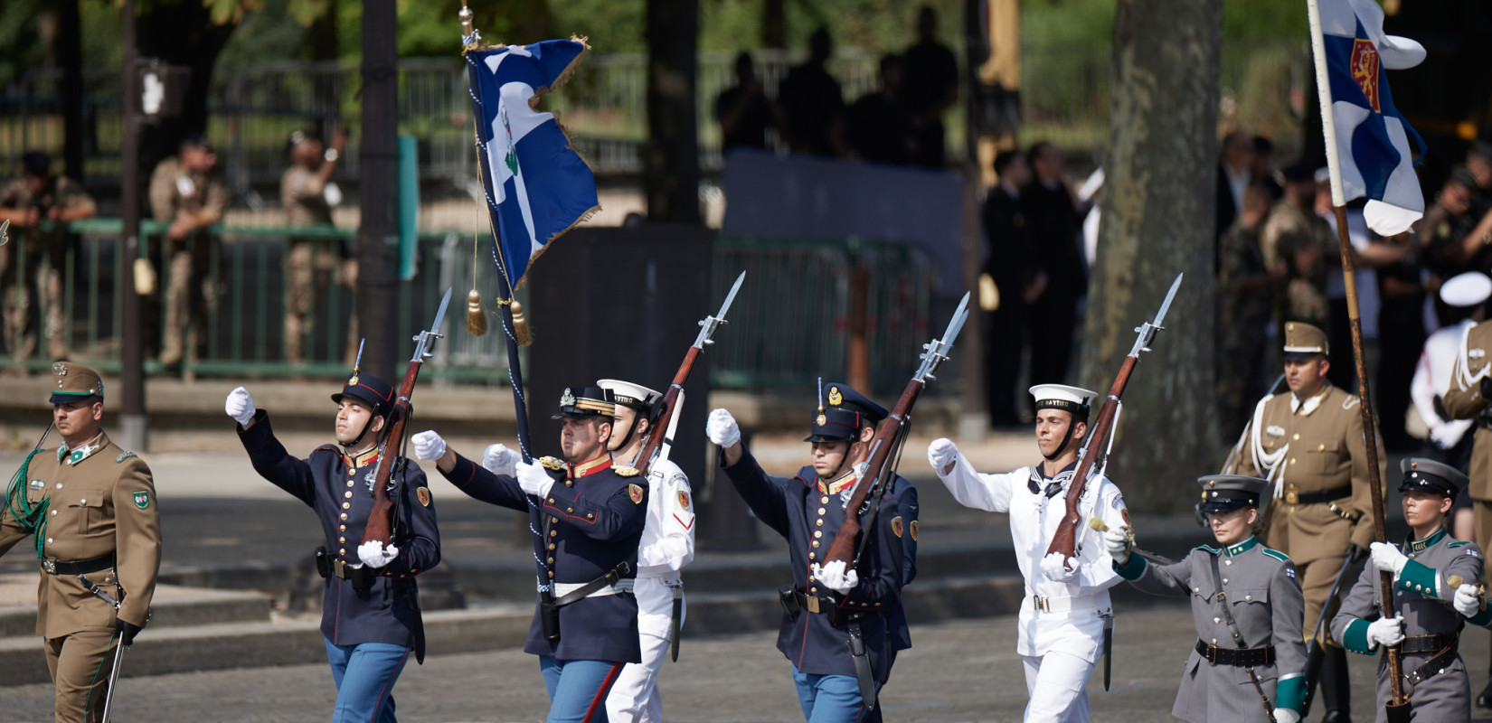 Ιστορική στιγμή στο Παρίσι: Ελληνικό άγημα και Rafale στην παρέλαση για την Ημέρα της Βαστίλης