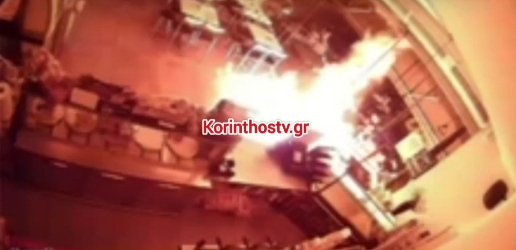 Κουκουλοφόροι έριξαν βενζίνη και έβαλαν φωτιά σε καφετέρια στη Νεμέα (βίντεο)