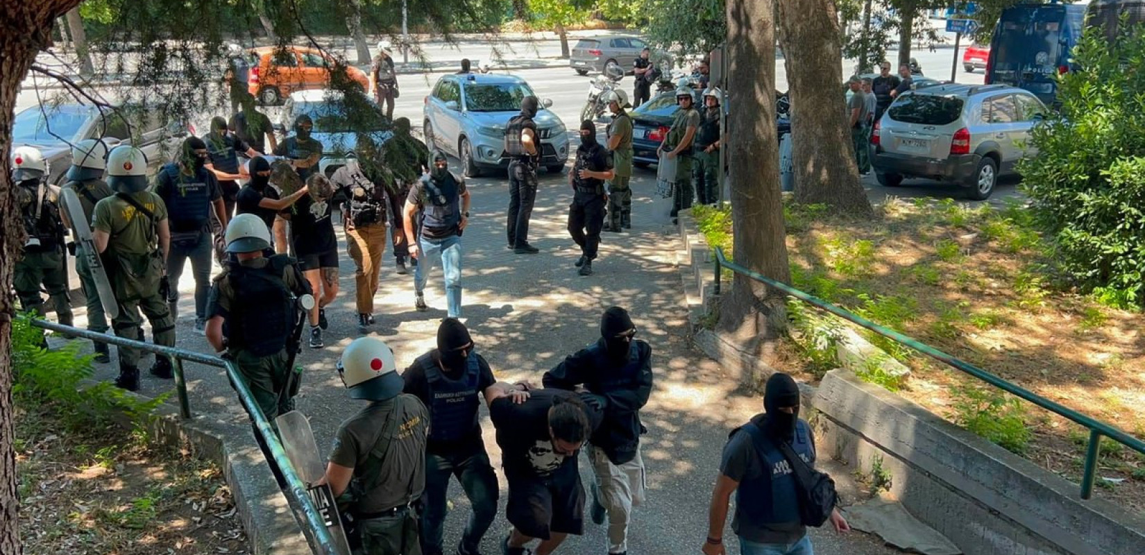 Θεσσαλονίκη: Στα δικαστήρια συνοδεία πάνοπλων αστυνομικών οι τρεις συλληφθέντες των εμπρηστικών επιθέσεων με τα γκαζάκια (βίντεο & φωτ.)