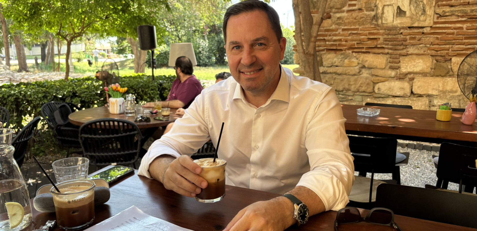 Πρωϊνός καφές με τον Στάθη Κουτσοχήνα (βίντεο)