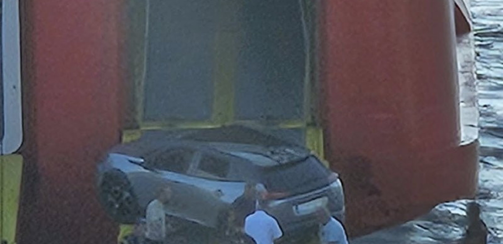 Λιμάνι Ραφήνας: Αυτοκίνητο σφήνωσε στον καταπέλτη πλοίου
