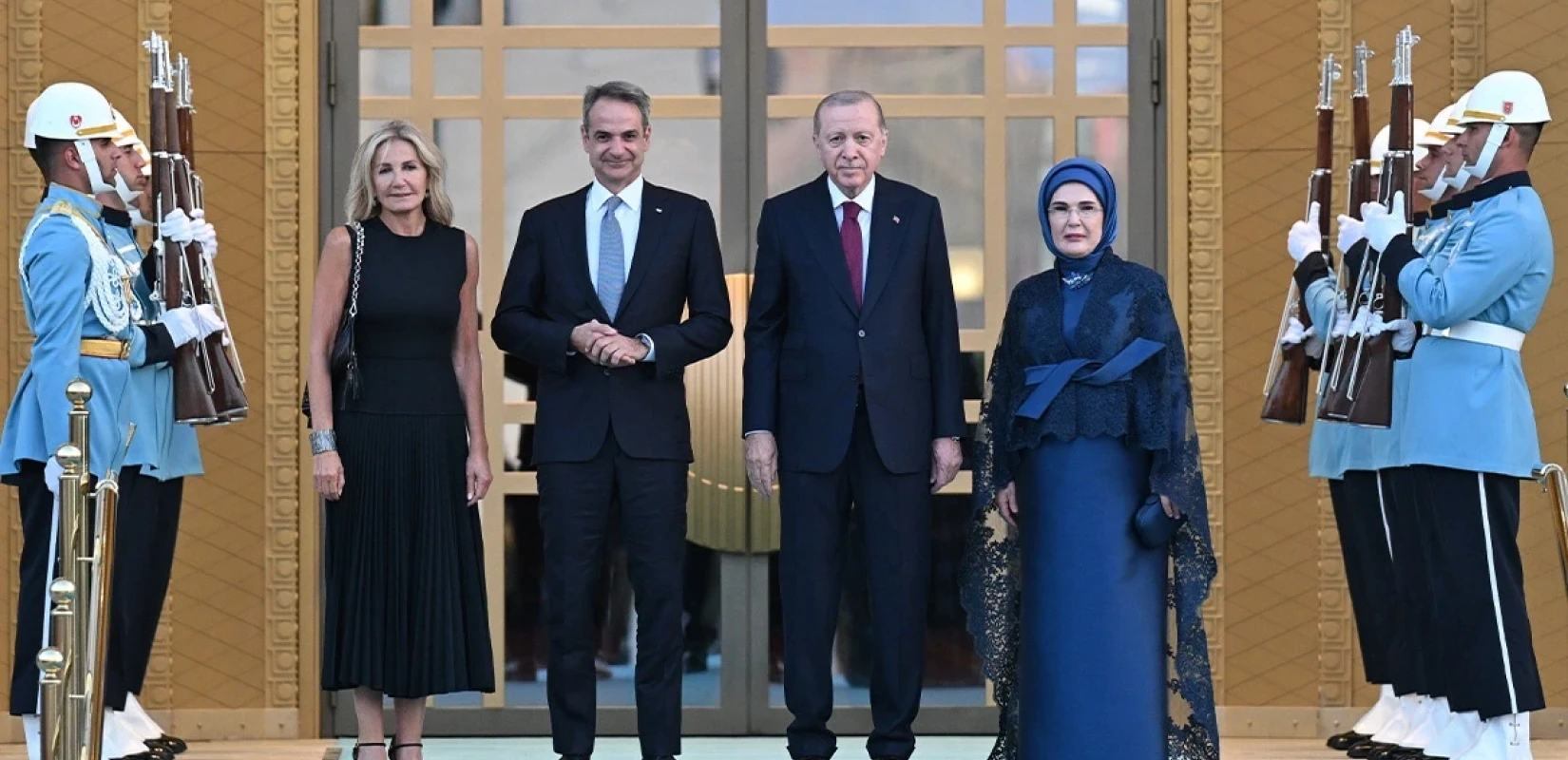Σύνοδος ΝΑΤΟ: Θερμή χειραψία Μητσοτάκη - Ερντογάν στο Λευκό Παλάτι πριν το επίσημο δείπνο (βίντεο)
