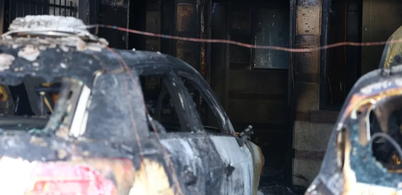 Ομόφωνη καταδίκη από το Δημοτικό Συμβούλιο Αθήνας για τη φονική εμπρηστική επίθεση στη Θεσσαλονίκη