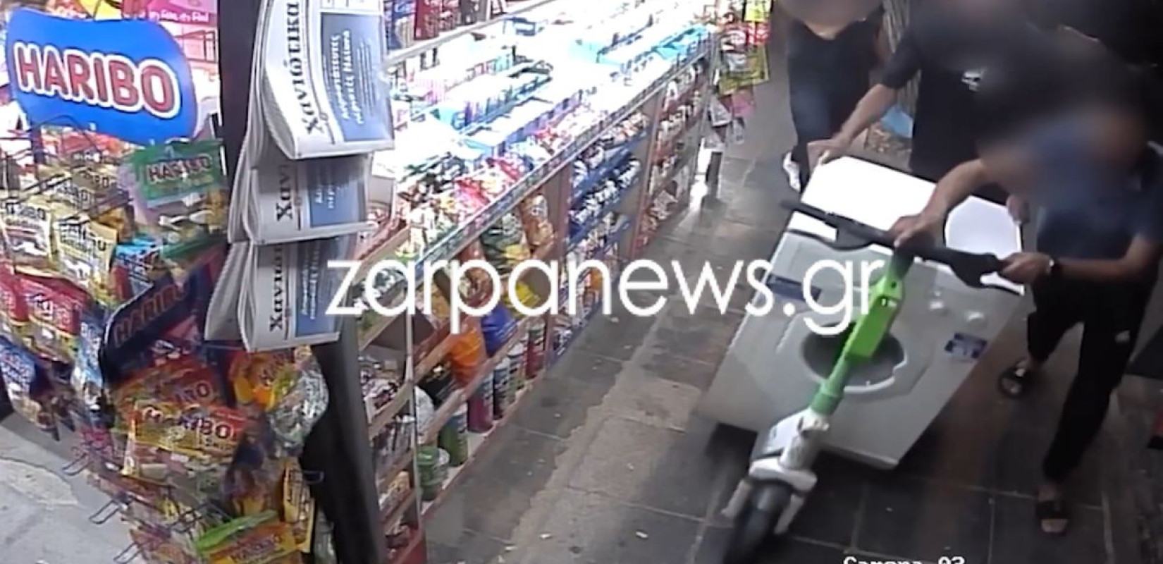 Χανιά: Κουβαλούσαν πλυντήριο ρούχων με... πατίνι στο κέντρο της πόλης - Δείτε βίντεο