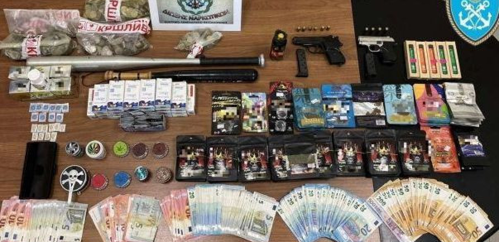 Θεσσαλονίκη: Ναρκωτικά, όπλα και χάπια σε ψιλικατζίδικο - Δύο συλλήψεις από το Λιμενικό