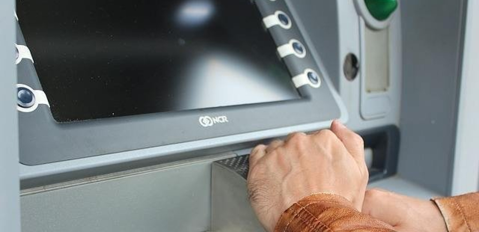 Στα ΑΤΜ από σήμερα πάνω από τέσσερα εκατ. δικαιούχοι επιδομάτων