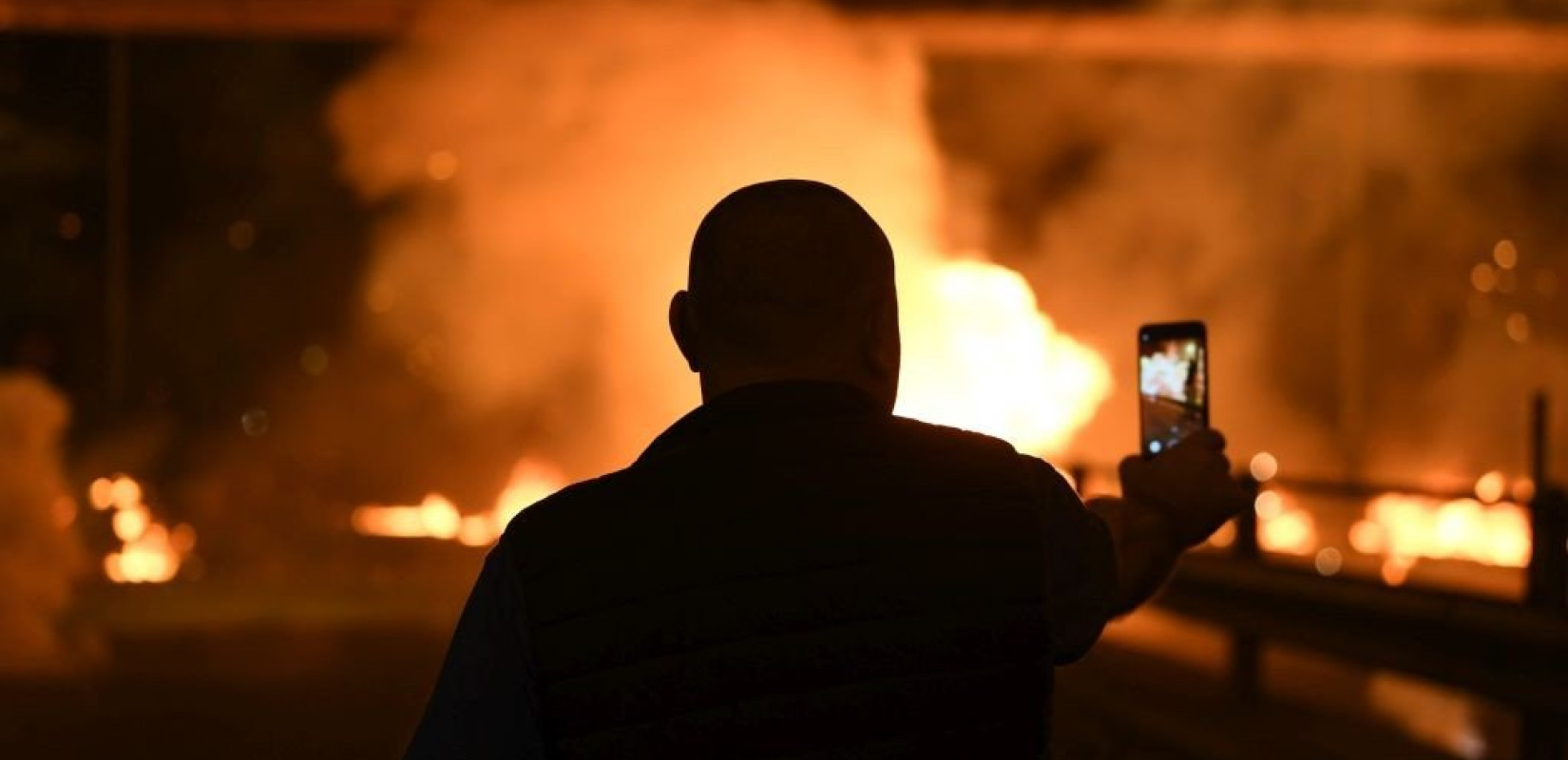 Άγρια επεισόδια έξω από το ΑΠΘ: Κοντάρια, μολότοφ, ναρκωτικά και αντιασφυξιογόνες μάσκες βρήκαν οι αστυνομικοί