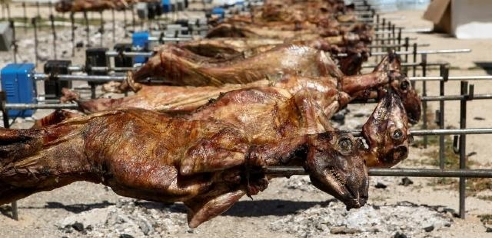 Αθήνα: Οι σούβλες άρχισαν να γυρίζουν στο Μοναστηράκι