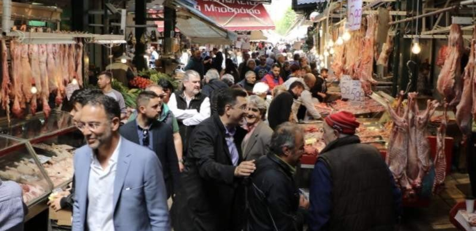  O Απόστολος Τζιτζικώστας στην κεντρική αγορά της Θεσσαλονίκης