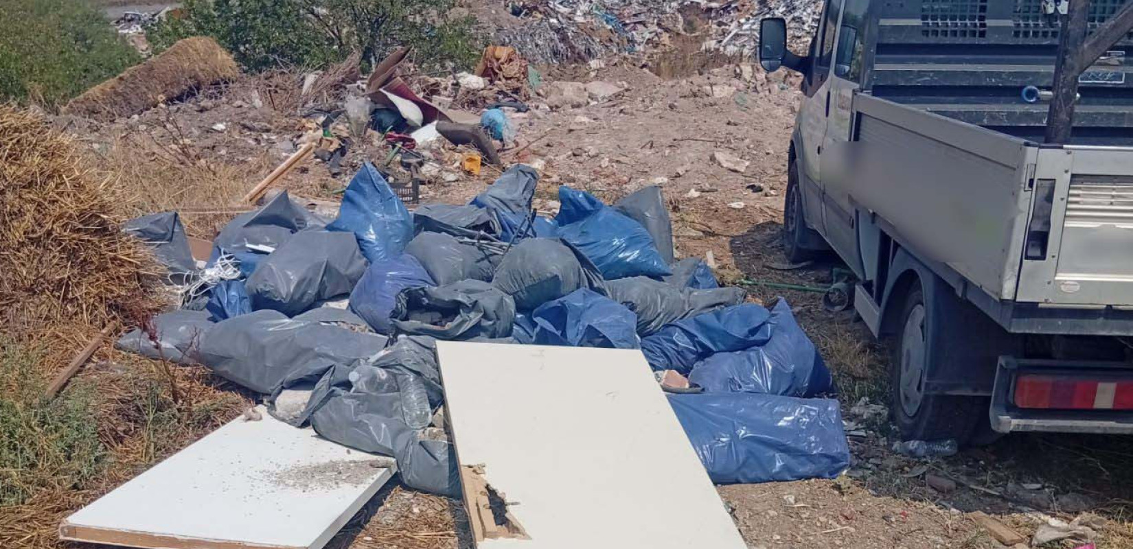 Δήμος Χαλκηδόνος: Χειροπέδες σε έναν 42χρονο και έναν 45χρονο που έριχναν μπάζα σε υπαίθριο χώρο κατ' εξακολούθηση
