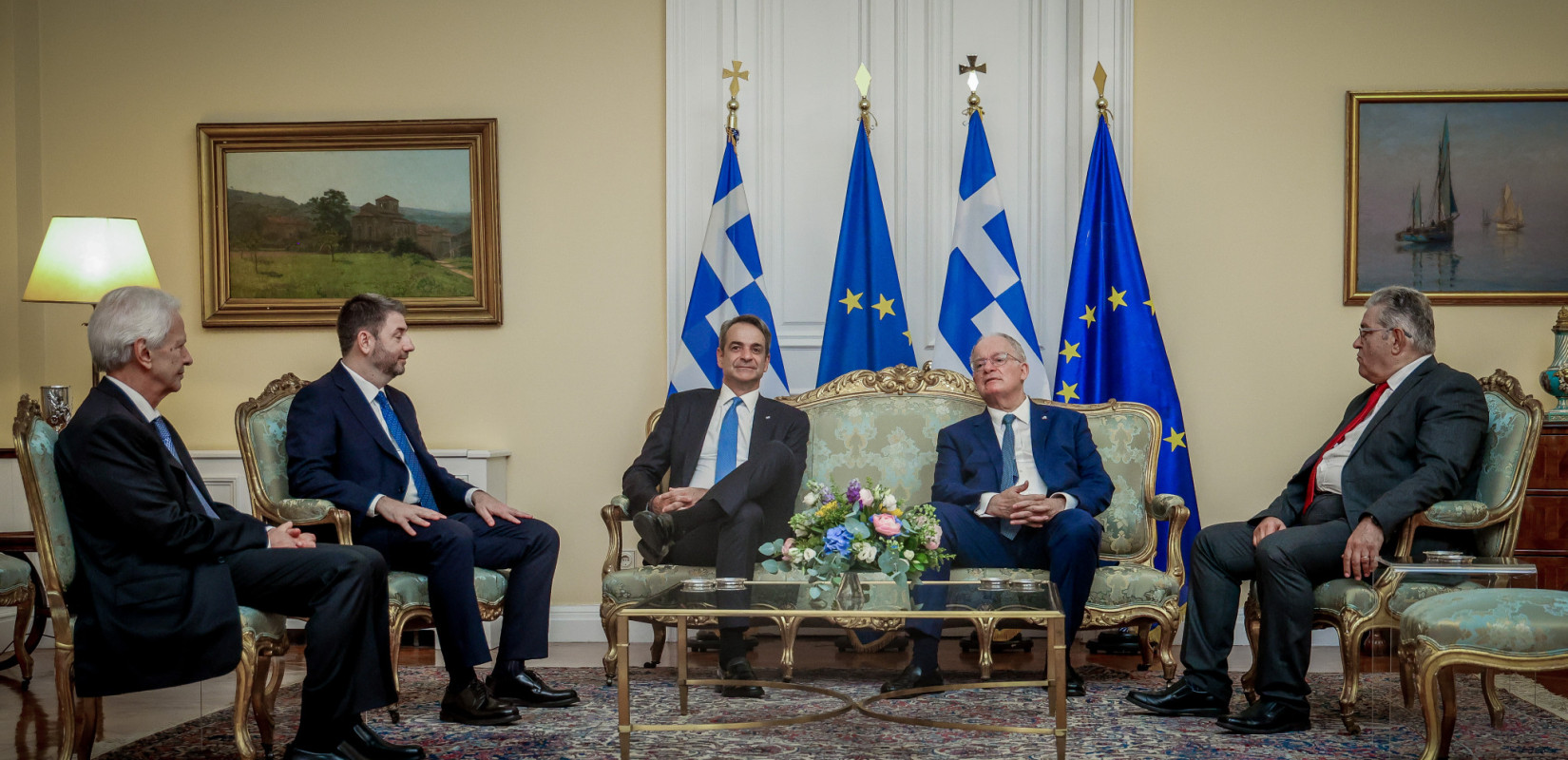 Την τιμητική τους είχαν οι... εκλογές στα "πηγαδάκια" του Προεδρικού Μεγάρου