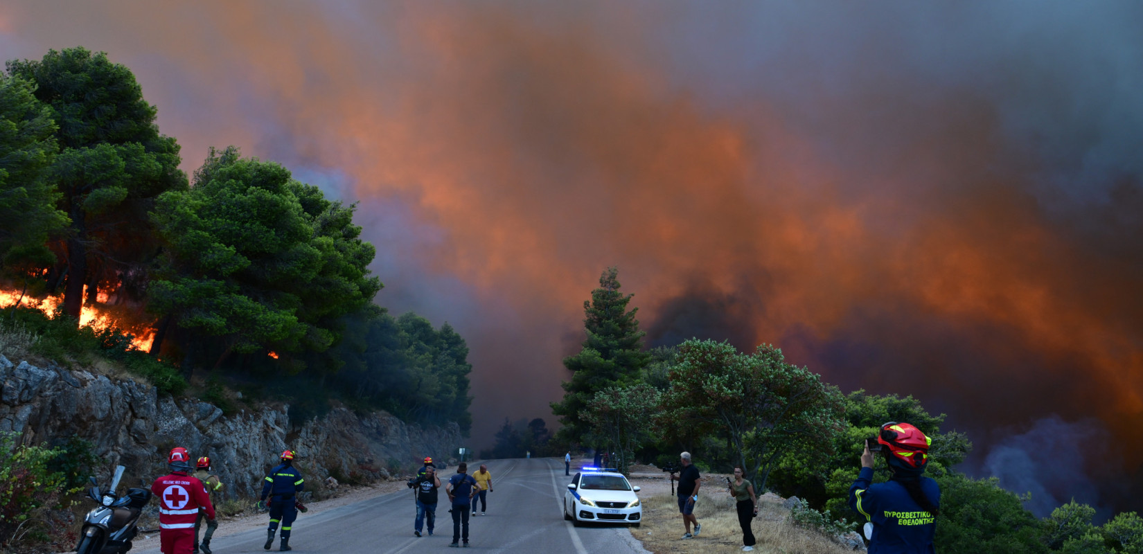 Με χαρακτηριστικά Megafire η φωτιά στο Πόρτο Γερμενό - Oι φλόγες απειλούν Κιθαιρώνα και Ψάθα – Κάηκαν σπίτια, μήνυμα 112 για εκκένωση προς τα Βίλια