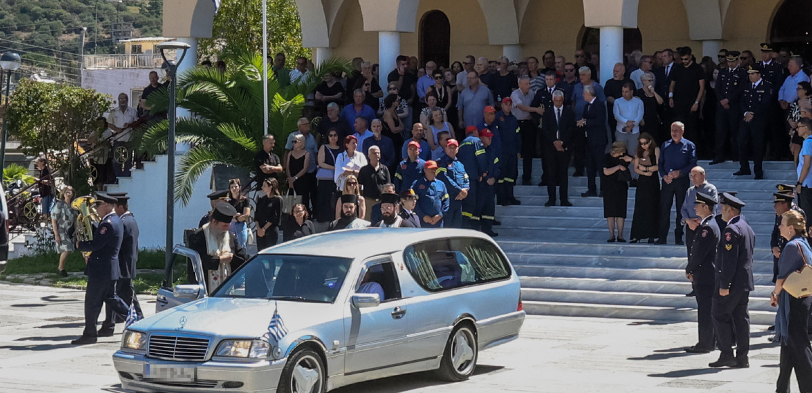 Αγρίνιο: Βαθιά οδύνη στην εξόδιο ακολουθία του 27χρονου ανθυποπυραγού Κωνσταντίνου Λαιμοδέτη