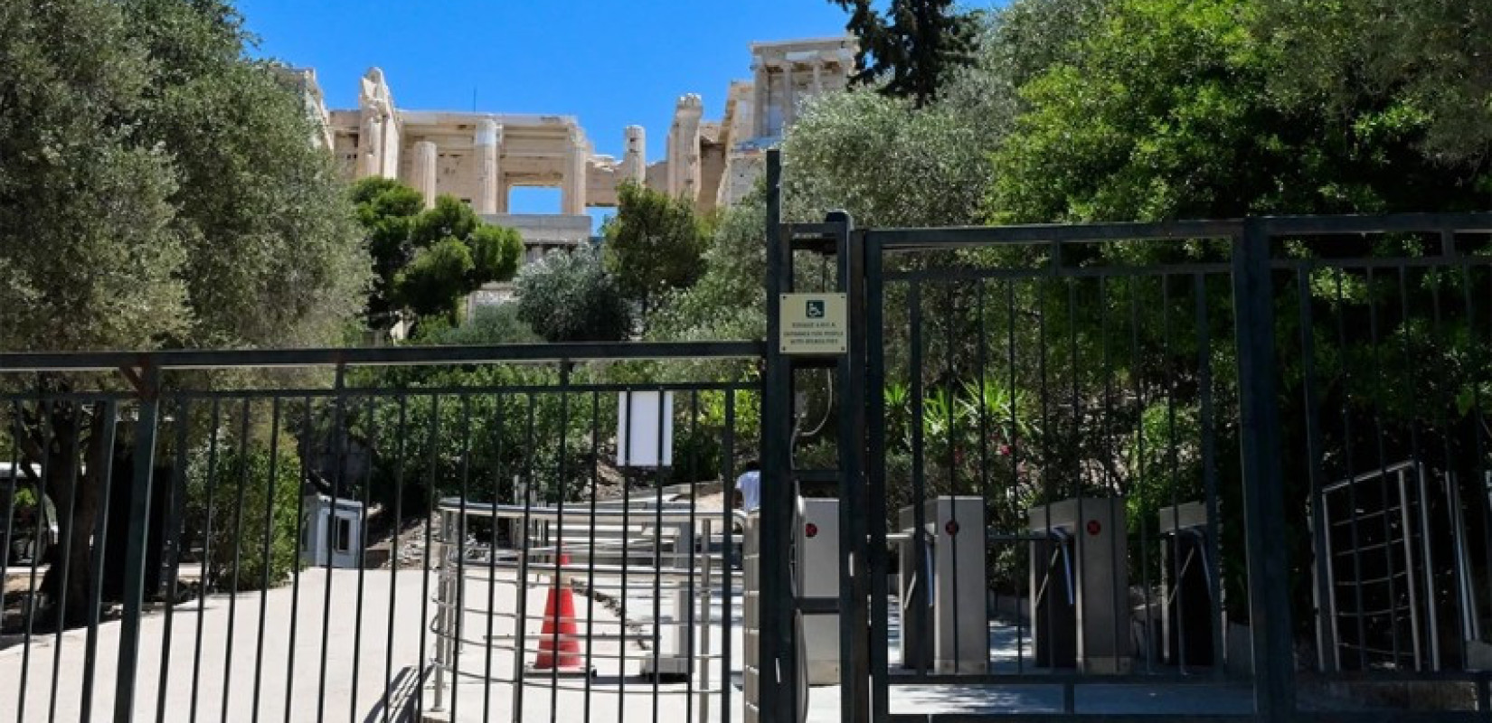 Συναγερμός στην Ακρόπολη: Άνδρας τραυμάτισε δύο Αμερικανούς τουρίστες με μαχαίρι - Μεταφέρθηκαν στο νοσοκομείο τα θύματα