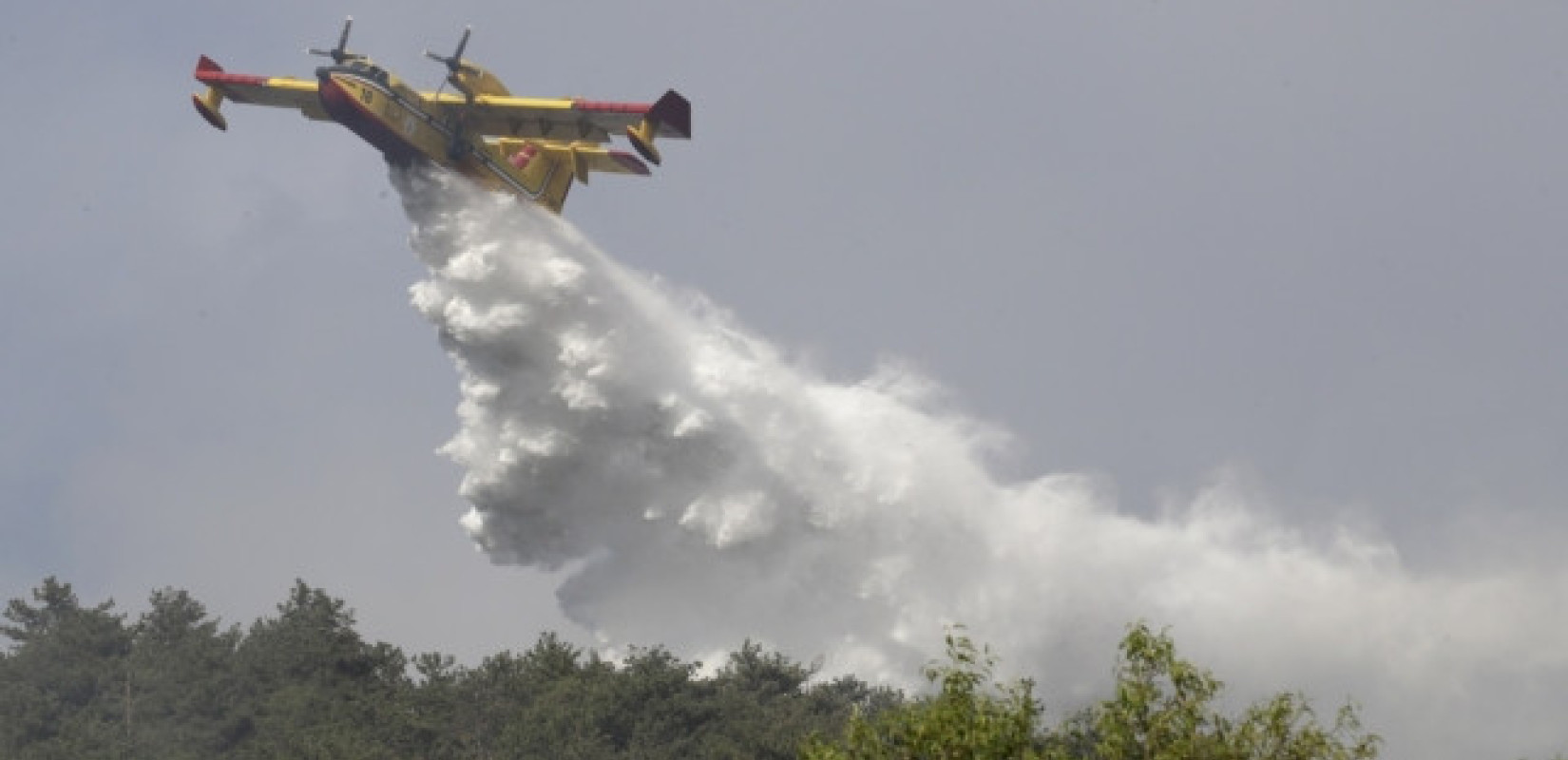 Ιταλία: Όπου φύγει - φύγει εκατοντάδες τουρίστες και λουόμενοι από χωριό της Απουλίας όπου έχει ξεσπάσει πυρκαγιά