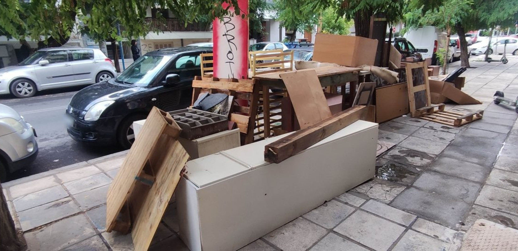 Θεσσαλονίκη: «Βουνό» από παλιά έπιπλα στο πεζοδρόμιο έφερε ποινικές διώξεις για δύο 39χρονους