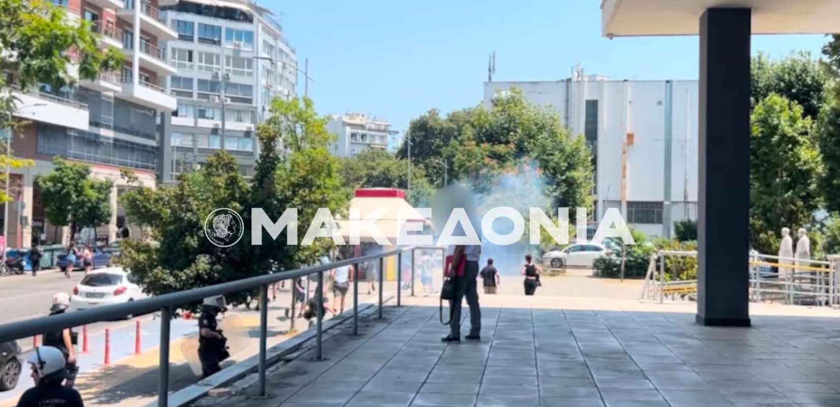 Θεσσαλονίκη: Επεισόδια στα δικαστήρια μετά την προφυλάκιση του 25χρονου για την επίθεση στην οικία Νέστορα - 18 προσαγωγές  (βίντεο)
