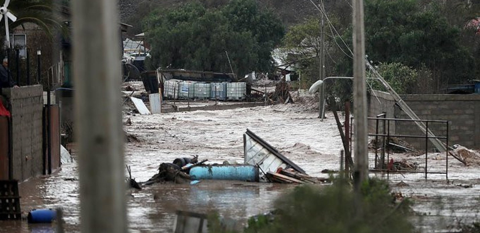 Στους 13 ανέρχονται οι νεκροί από τις φονικές πλημμύρες στη Χιλή - Δρόμοι κόπηκαν στα δύο