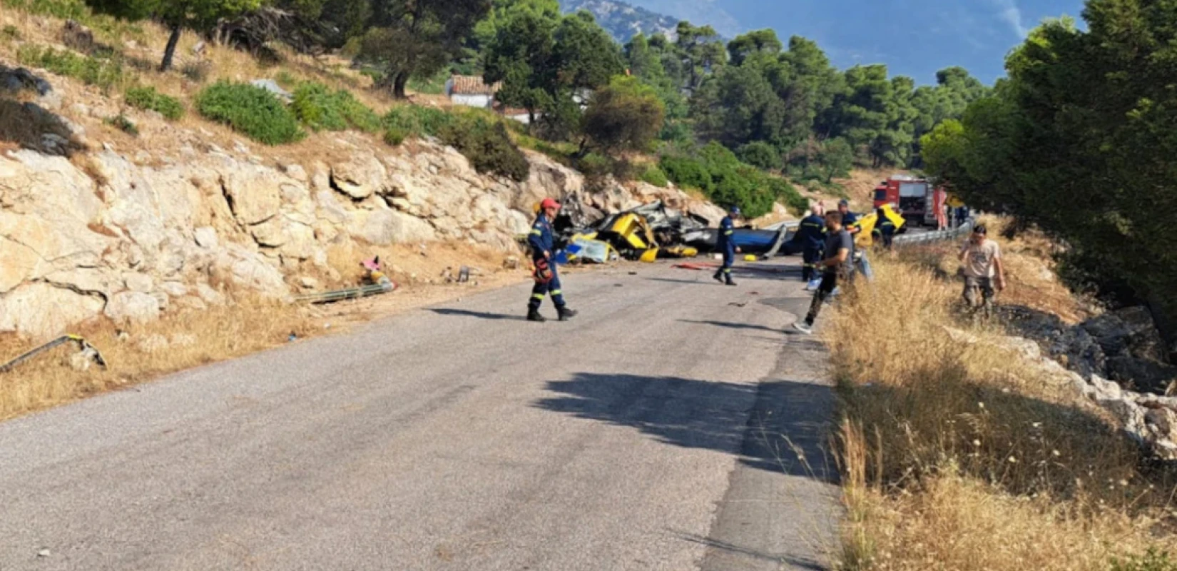 Ψάθα: Οι πρώτες εικόνες από τα συντρίμμια του ενός πυροσβεστικού ελικοπτέρου μετά τη σύγκρουση