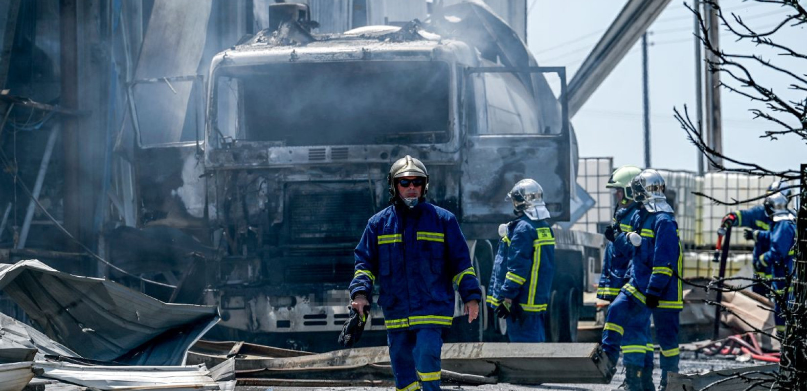 Φωτογραφία από το εργοστάσιο στα Εξαμίλια μετά την έκρηξη - Eurokinissi.gr