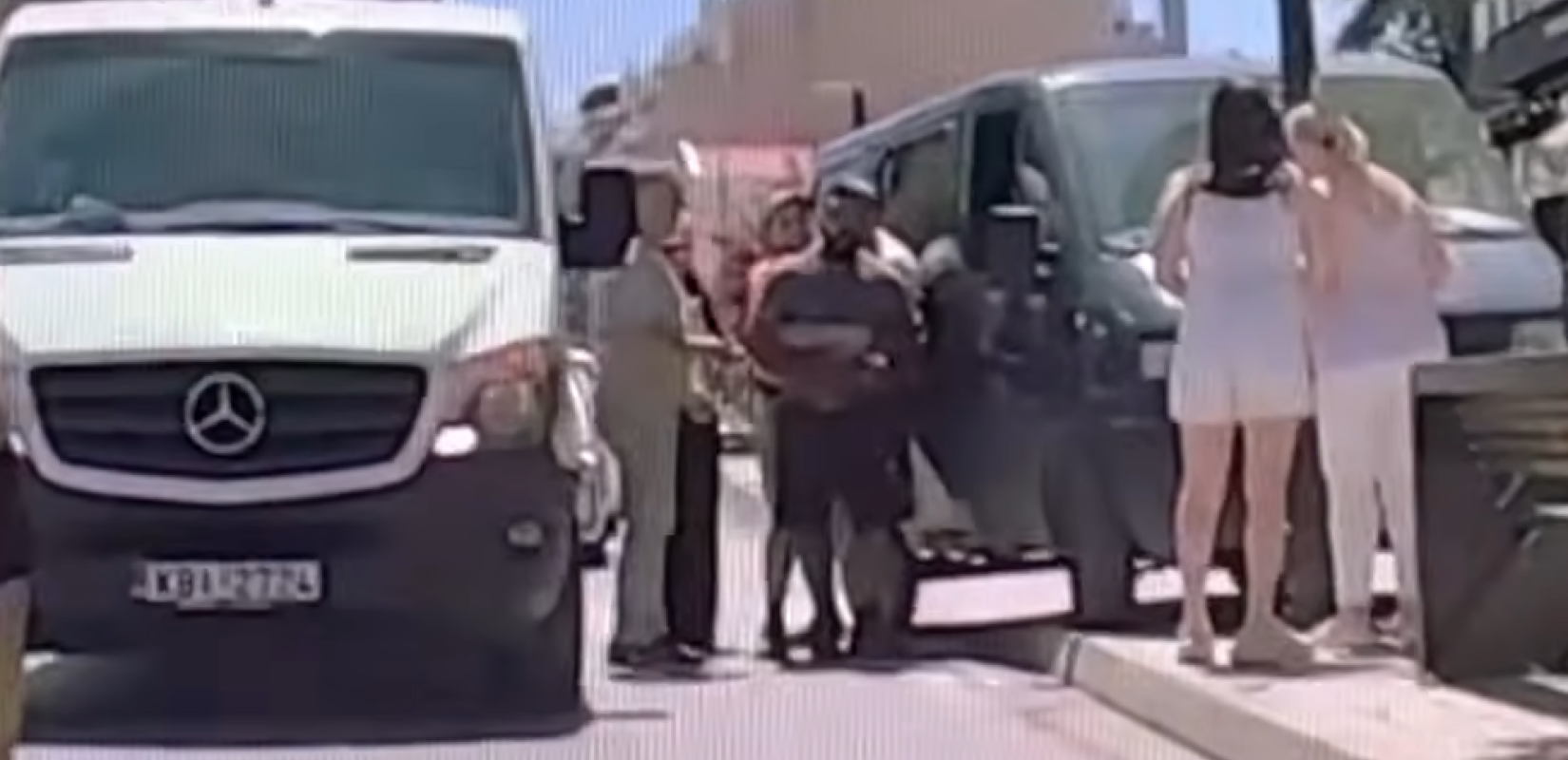Ξάνθη: Συγκλονιστικό βίντεο – Οδηγός έσωσε άνδρα που πνιγόταν στη μέση του δρόμου