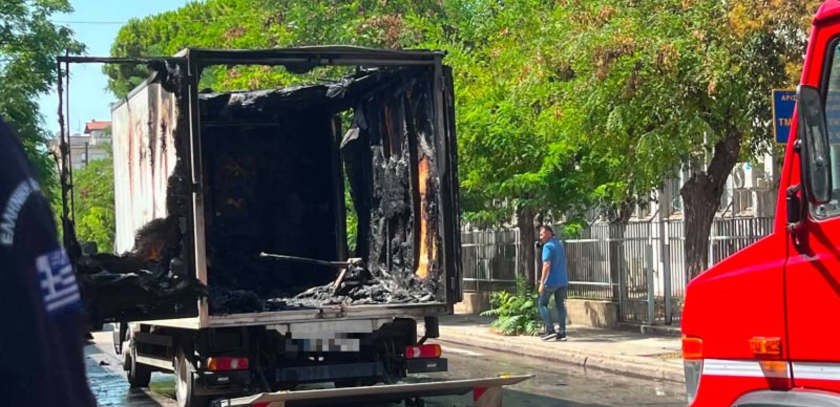 Θεσσαλονίκη: Στις φλόγες τυλίχθηκε φορτηγό στη Γιαννιτσών - Σώος ο οδηγός