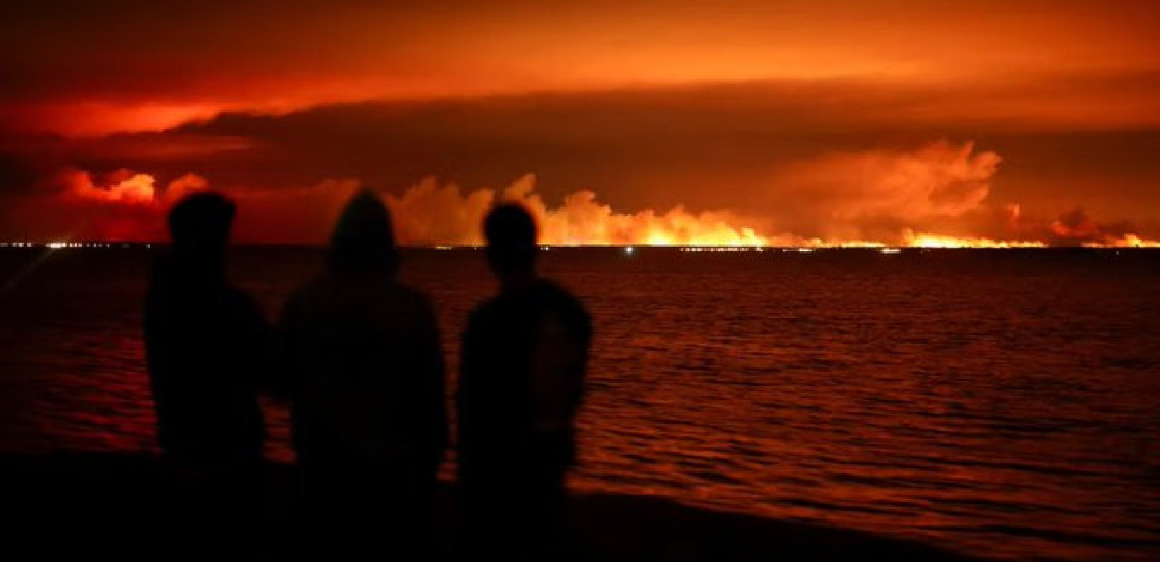 Με βάρκες απομακρύνονται εκατοντάδες Γάλλοι για να γλιτώσουν από την «πύρινη κόλαση» - Απειλείται η Καπ Φερέ (βίντεο)