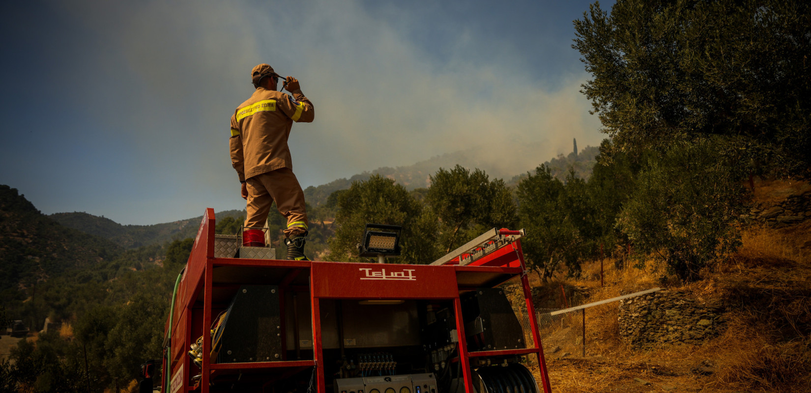 Μυτιλήνη: Τραυματίστηκε πυροσβέστης στη μάχη με τις φλόγες στο Πλωμάρι