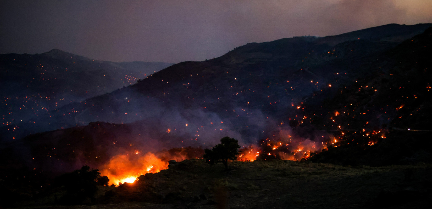 Πύρινα μέτωπα σε Ρέθυμνο και Σητεία: Ισχυροί άνεμοι αύριο έως 8 μποφόρ - Σε «κόκκινο συναγερμό» το ΕΚΑΒ