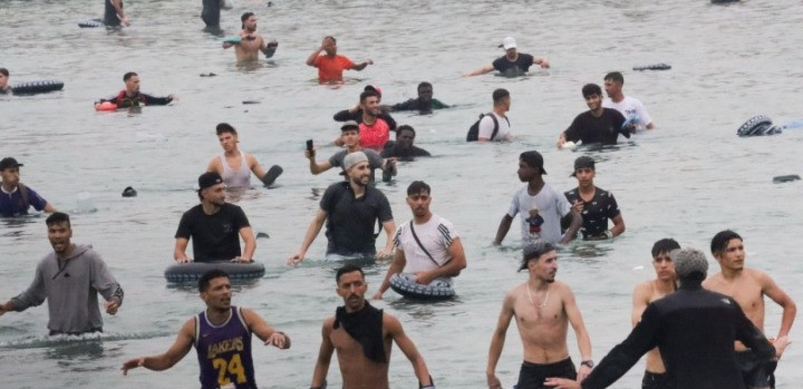 Ισπανία: Γιατί πλημμύρισε από 49.000 μετανάστες η Θέουτα - Η ανοχή από το Μαρόκο, τα αντανακλαστικά της κυβέρνησης Σάντσεθ και οι φήμες ανοιχτών συνόρων