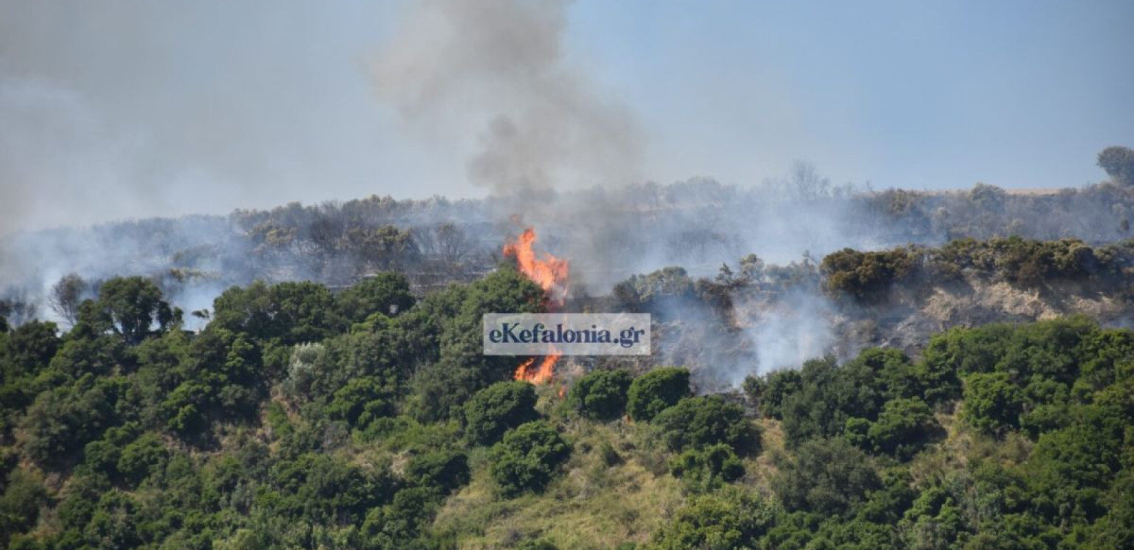Καίγεται η Κεφαλονιά - Εκκενώθηκαν σπίτια και ξενοδοχεία