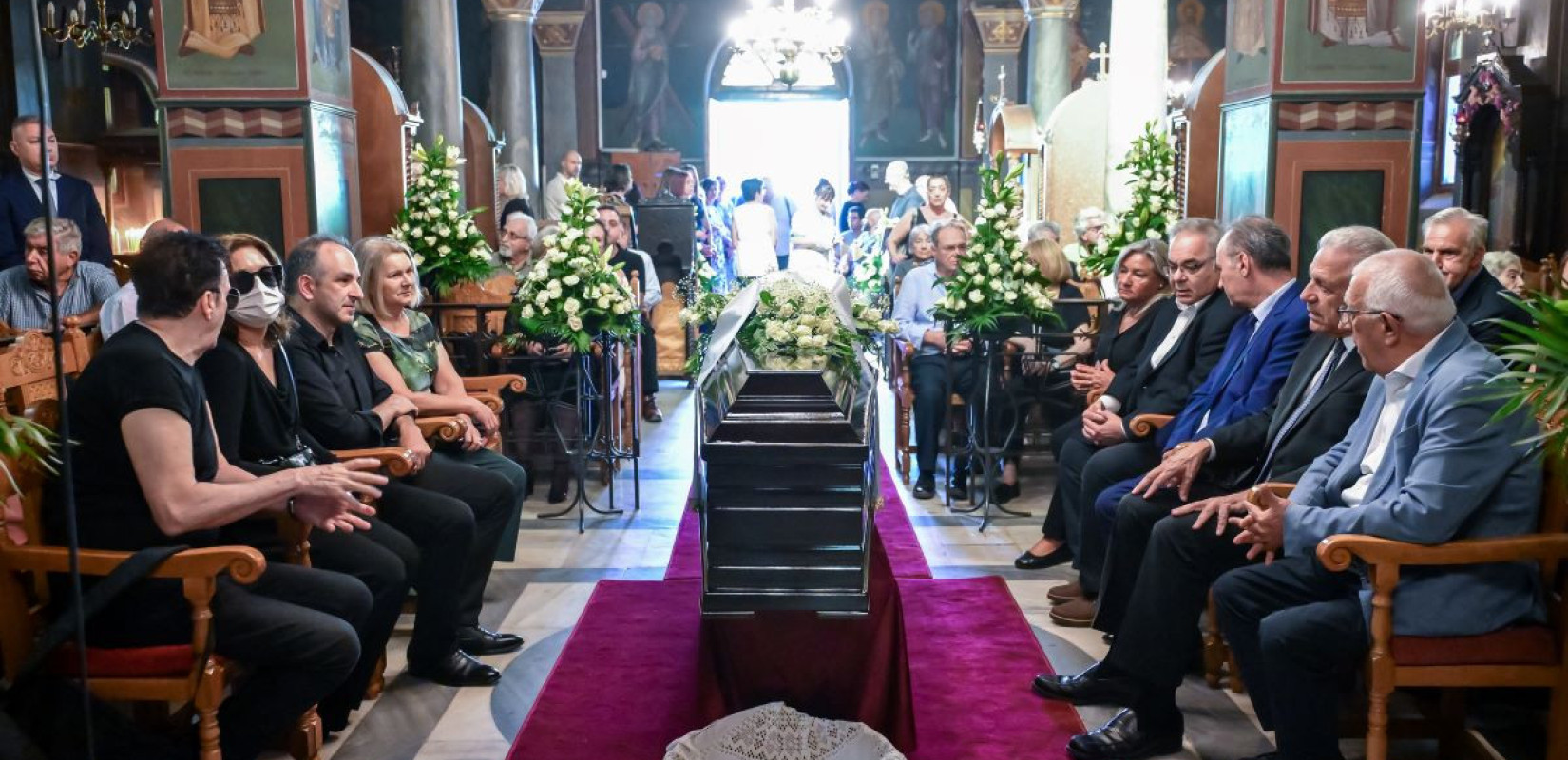 Ο καλλιτεχνικός και πολιτικός κόσμος αποχαιρετά την Μαίρη Λίντα - Συγγενείς και φίλοι στην εξόδιο ακολουθία