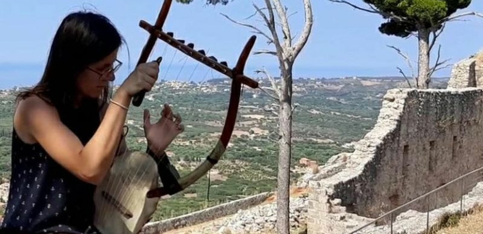 Η Θεσσαλονικιά Ρόζα Φραγκοράπτη που έπαιξε την αρχαία επτάχορδη λύρα στην «Οδύσσεια» του Νόλαν