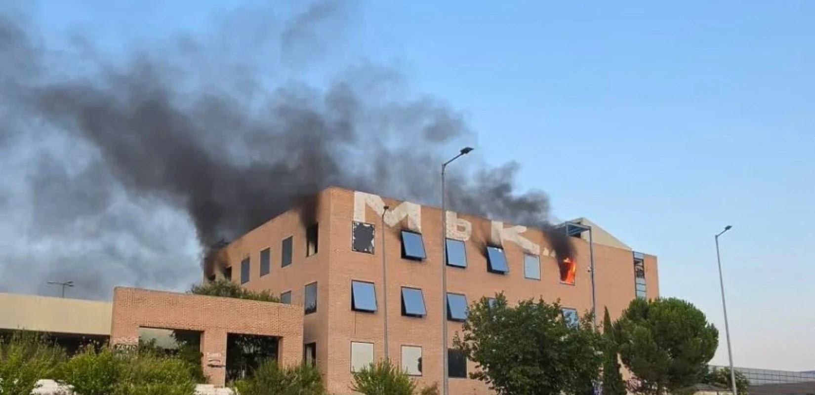 Υπό μερικό έλεγχο η φωτιά σε εγκαταλελειμμένο κτίριο κοντά στο Ολυμπιακό Χωριό