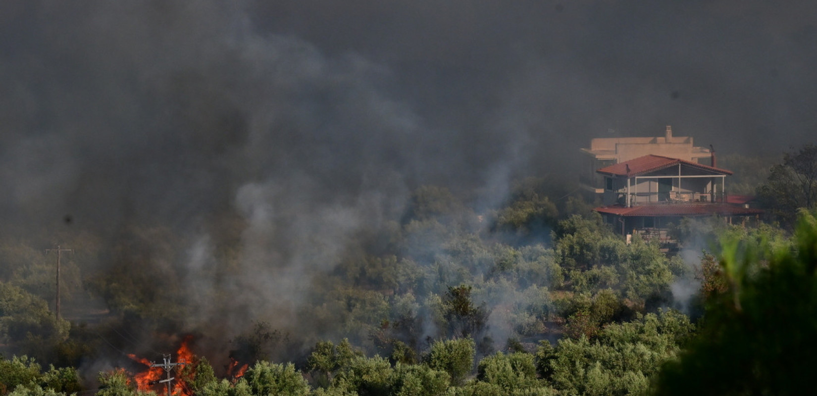 Πόρτο Γερμενό: Περίπου 100 σπίτια παραδόθηκαν στις φλόγες - Σε τρία μέτωπα η φωτιά