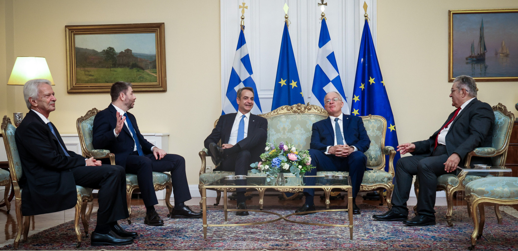Λαμπρή δεξίωση στο Προεδρικό Μέγαρο για την 52η επέτειο αποκατάστασης της Δημοκρατίας (βίντεο)