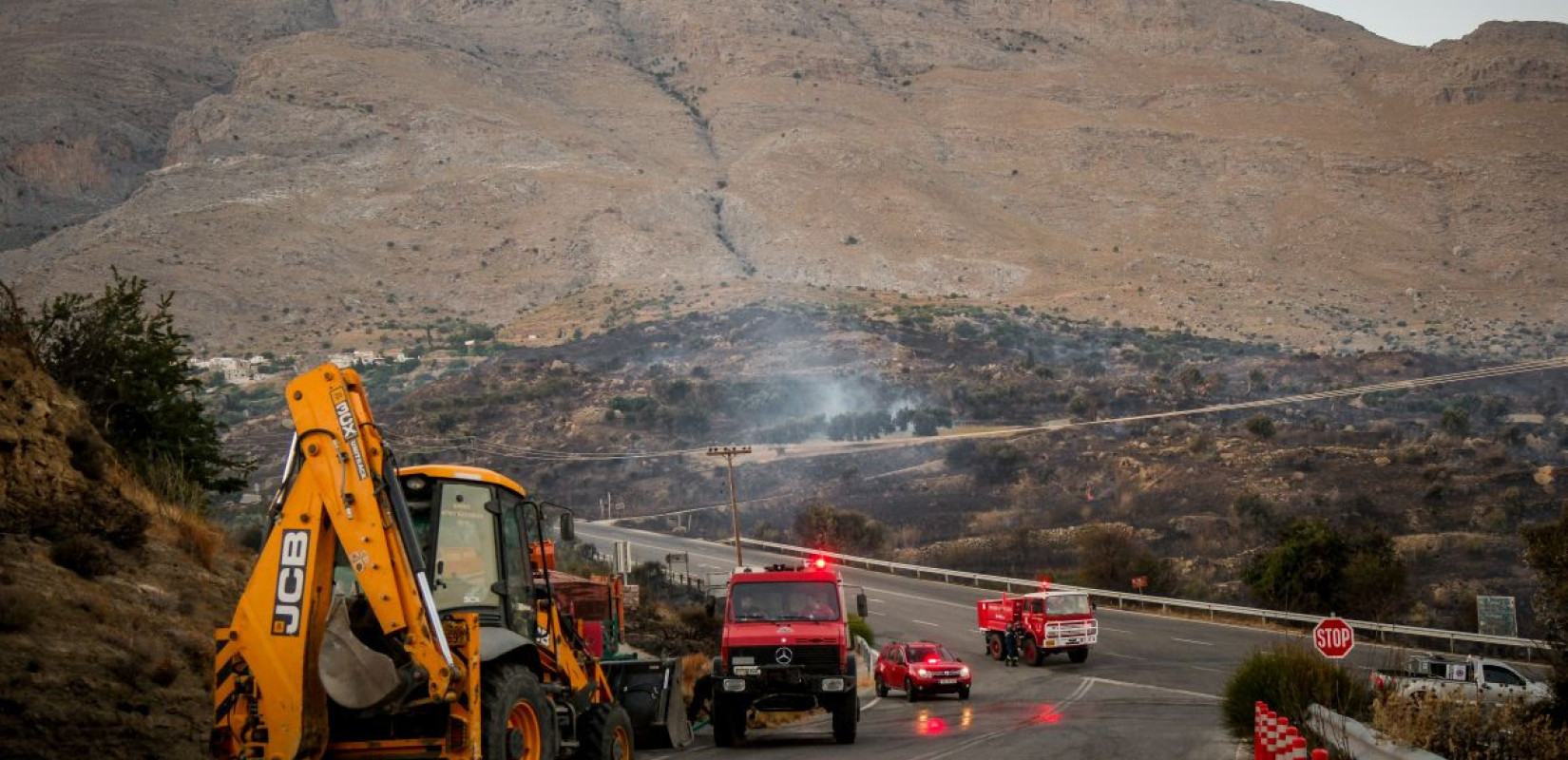 Ισχυροί άνεμοι δυσκολεύουν την κατάσβεση της πυρκαγιάς στο Ρέθυμνο - Δεν μπορούν να σηκωθούν εναέρια μέσα (βίντεο)
