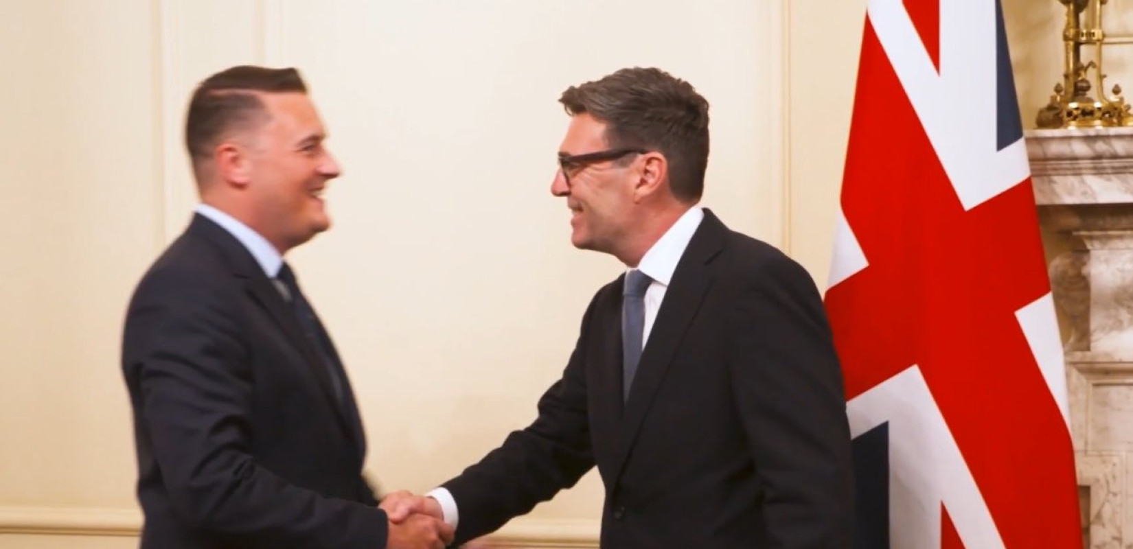 Βρετανία: Φοροελαφρύνσεις από τους λογαριασμούς ρεύματος υπόσχεται η κυβέρνηση Μπέρναμ - Στο Υπ. Άμυνας ο  Γουές Στρίτινγκ (βίντεο)
