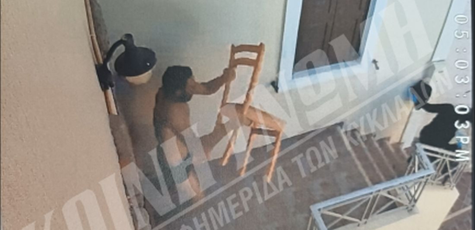 Σύρος: Στη δημοσιότητα φωτογραφίες από την άφιξη της 42χρονης διασώστριας στο σπίτι του κατηγορούμενου ζευγαριού