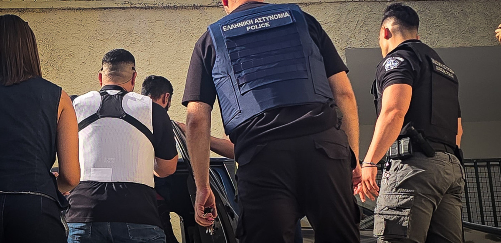 Σύρος: Ολοκληρώθηκε η αναπαράσταση του μαχαιρώματος της διασώστριας του ΕΚΑΒ – Επιβεβαιώνουν το ζευγάρι τα βίντεο